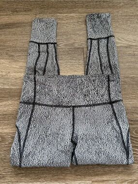 FINAL SALE Lululemon Wunder Under Black and White Leggings 25"